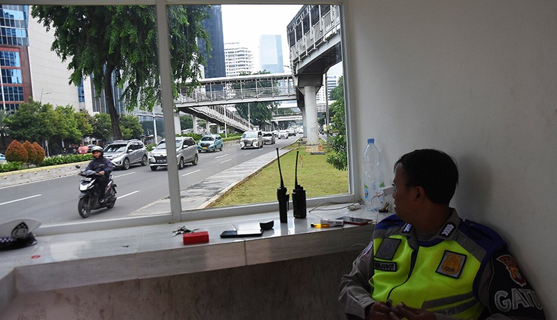 Potret Polisi hanya Menonton Pengendara Melanggar Lalu Lintas - Bagian 1