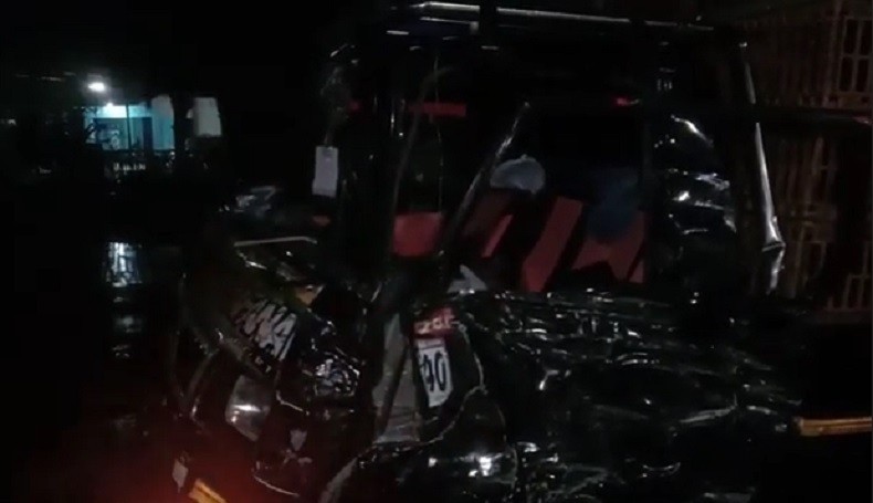 Adu Banteng 2 Mobil di Pangandaran saat Jalan Licin, Kendaraan Rusak Parah