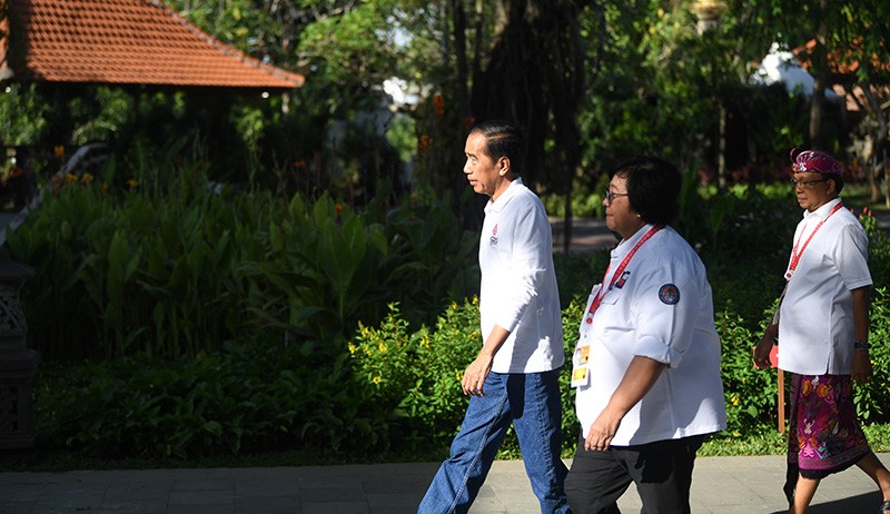 Pakai Celana Jeans dan Kaus Putih, Jokowi Siap-Siap Tanam Mangrove - Bagian 1