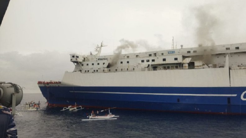 Breaking News, KM Mutiara Timur 1 Terbakar di Selat Bali