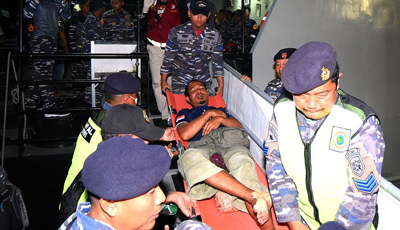 TNI AL Evakuasi Korban Kapal Terbakar di Perairan Bali hingga Malam Hari - Bagian 1