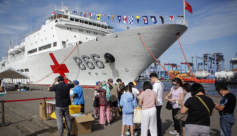 Kapal Peace Ark Tentara China Layani Pengobatan Gratis Warga Keturunan di Tanjung Priok - Bagian 1