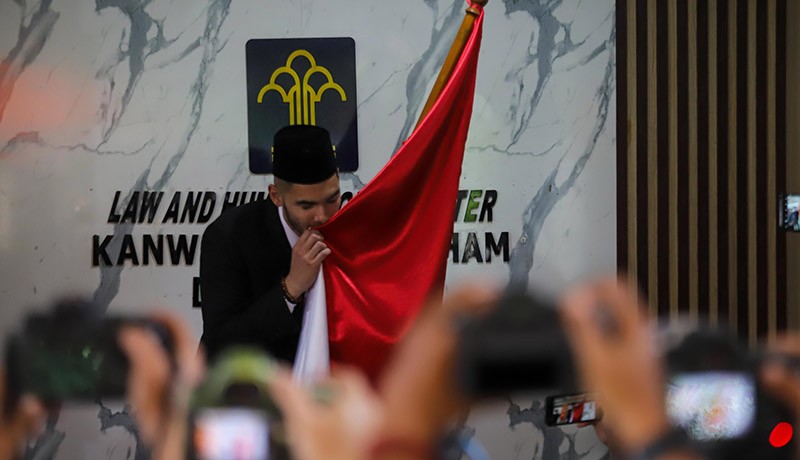 Sandy Walsh - Jordi Amat Pakai Peci Cium Bendera Merah Putih usai Resmi Jadi WNI - Bagian 2