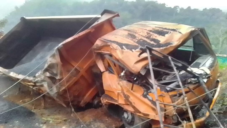 Truk Fuso Pengangkut Hotmiks Tak Terkendali Tabrak Tebing di Garut, Diduga Rem Blong