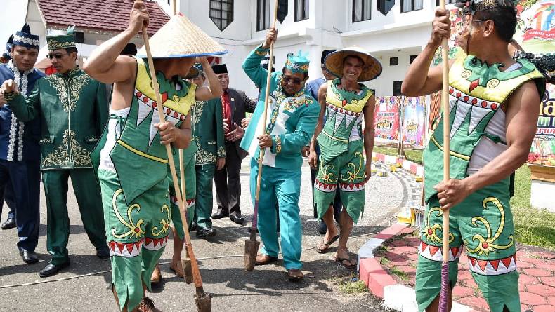 5 Alat Musik Tradisional Kalimantan, Nomor 2 Bentuknya Mirip Tombak