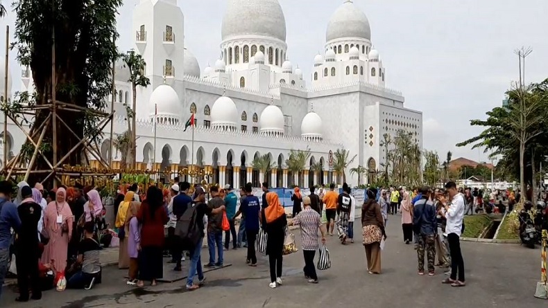 Masjid Sheikh Zayed Solo Jadi Magnet, Ribuan Orang Datang Setiap Hari
