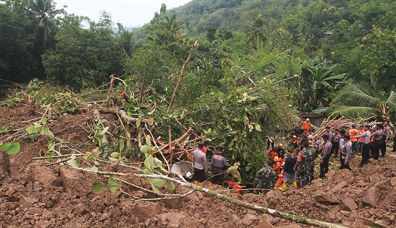 Dua Orang Hilang akibat Longsor di Gunungkidul, Tim SAR Diterjunkan - Bagian 1