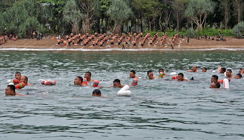 Prajurit Marinir Berenang Sejauh 1.500 Meter, Begini Latihannya - Bagian 1