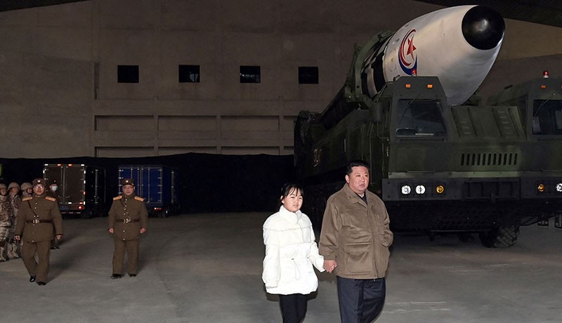 Kim Jong Un Ajak Putrinya Nonton Peluncuran Rudal Balistik Antarbenua - Bagian 1
