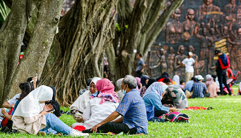 Antusiasme Warga Kunjungi TMII yang Mulai Buka Hari Ini - Bagian 4