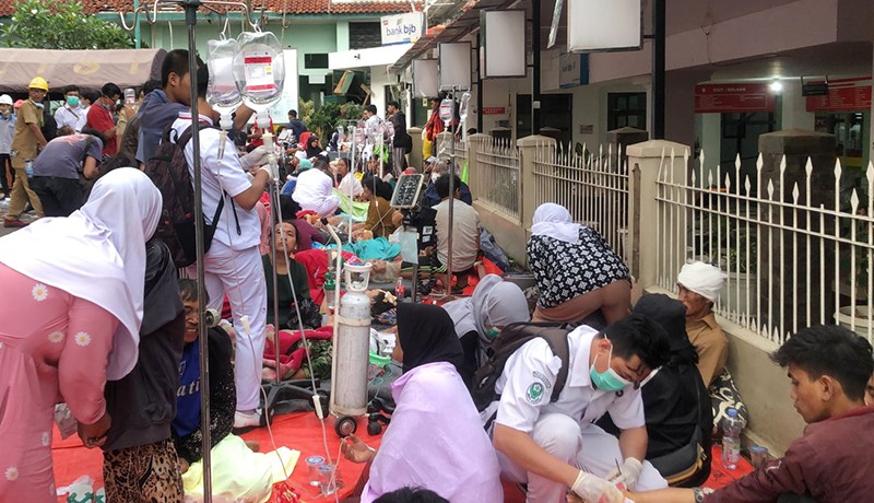 Halaman RSUD Cianjur Dipenuhi Korban Gempa Bumi - Bagian 1