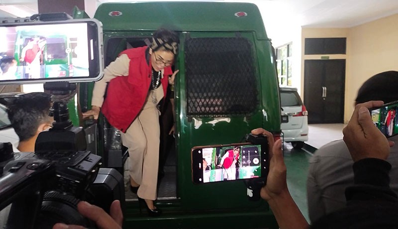 Nikita Mirzani Tampil Modis Pakai Rompi Tahanan Kejaksaan - Bagian 2