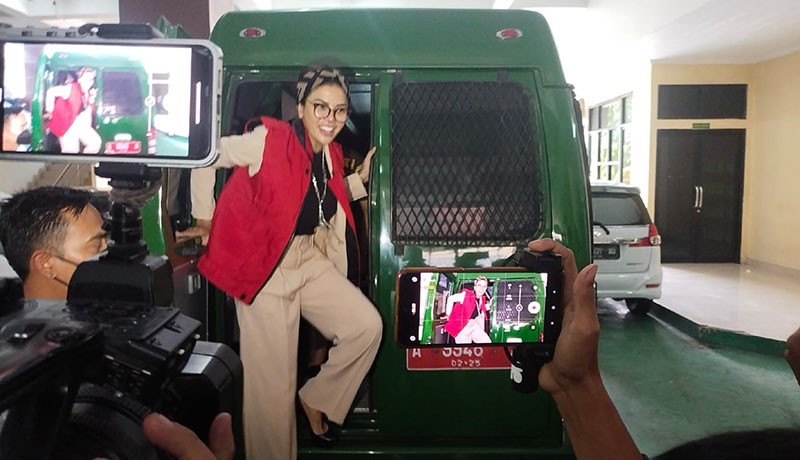 Nikita Mirzani Tampil Modis Pakai Rompi Tahanan Kejaksaan - Bagian 1
