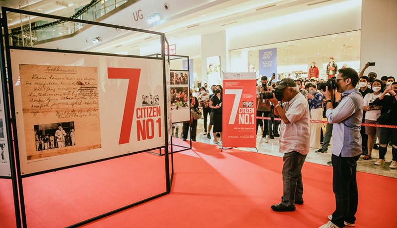 Gaya Menteri PUPR dan Menkes jadi Fotografer pada Pameran 7 Citizen No 1 - Bagian 1