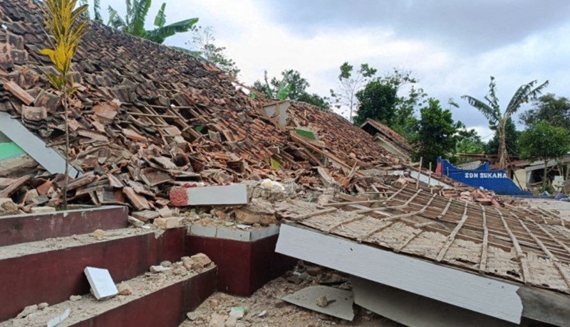 Penampakan Bangunan Sekolah Roboh Diguncang Gempa Magnitudo 5.6 Cianjur - Bagian 2