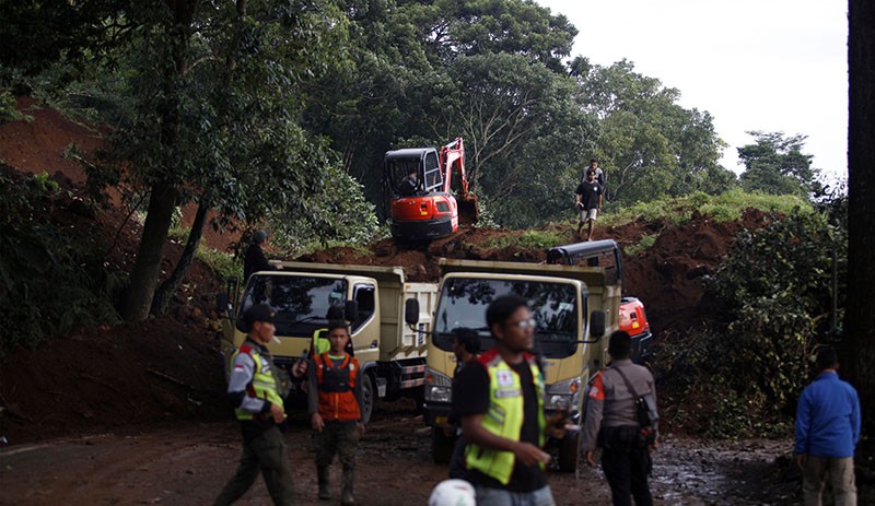 Akses Jalan Raya Puncak Tertutup Longsor akibat Gempa Cianjur - Bagian 2