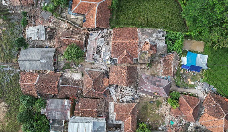 Penampakan dari Udara Rumah-Rumah Roboh Diguncang Gempa Cianjur, 13.784 Jiwa Mengungsi - Bagian 1