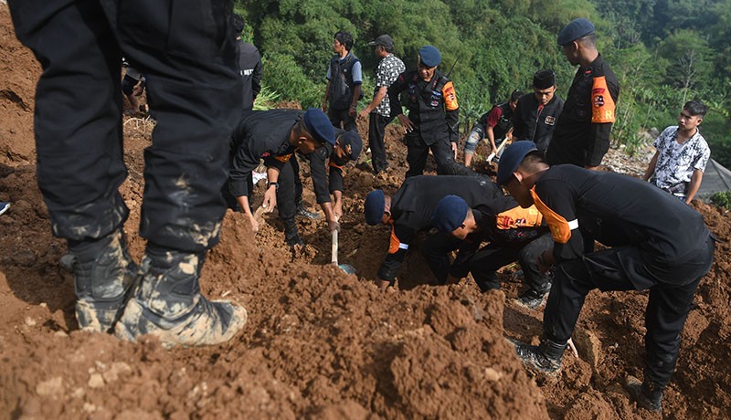 Pencarian Korban Tertimbun Longsor akibat Gempa Cianjur Terus Dilakukan - Bagian 1