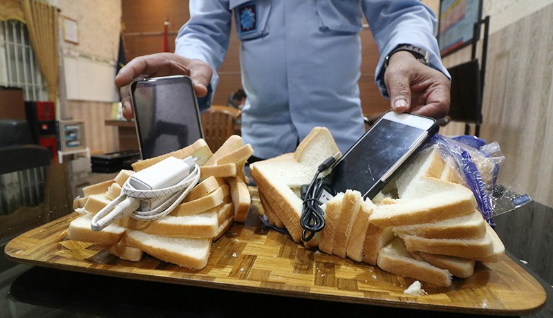 Penampakan Roti Tawar Isi Handphone Diselundupkan untuk Napi Narkoba - Bagian 1