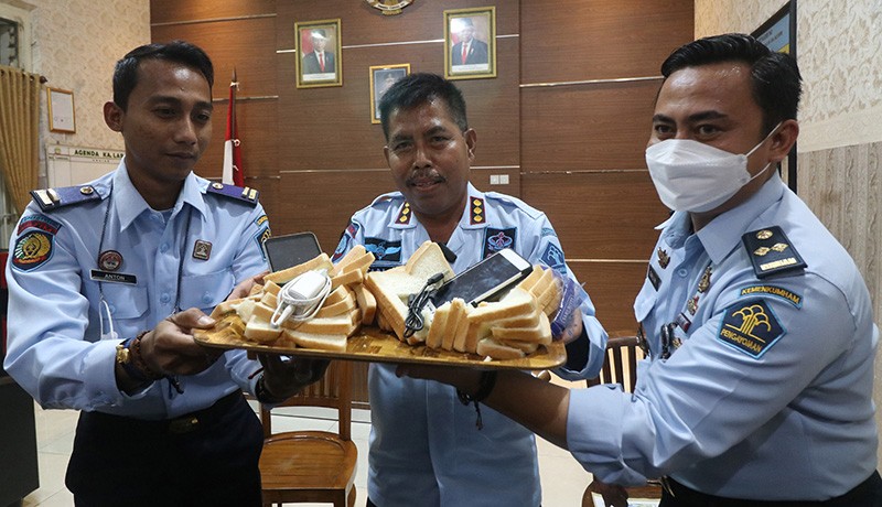 Penampakan Roti Tawar Isi Handphone Diselundupkan untuk Napi Narkoba - Bagian 2