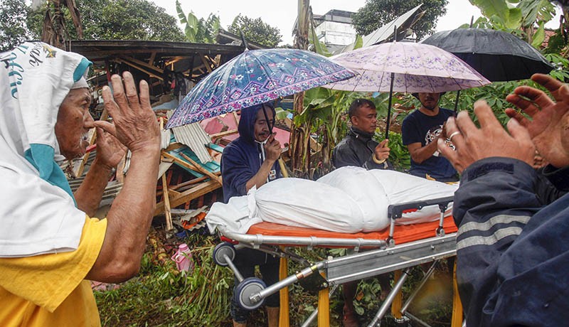 Diguyur Hujan, Salat Jenazah Korban Gempa Dilaksanakan di Dekat Reruntuhan Bangunan - Bagian 1