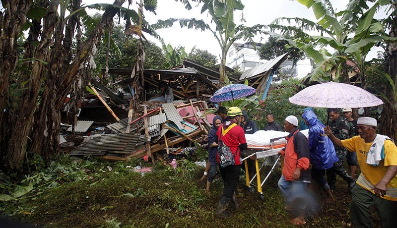 Diguyur Hujan, Salat Jenazah Korban Gempa Dilaksanakan di Dekat Reruntuhan Bangunan - Bagian 4