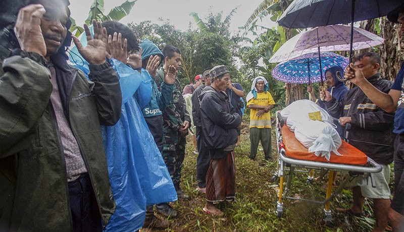 Diguyur Hujan, Salat Jenazah Korban Gempa Dilaksanakan di Dekat Reruntuhan Bangunan - Bagian 2