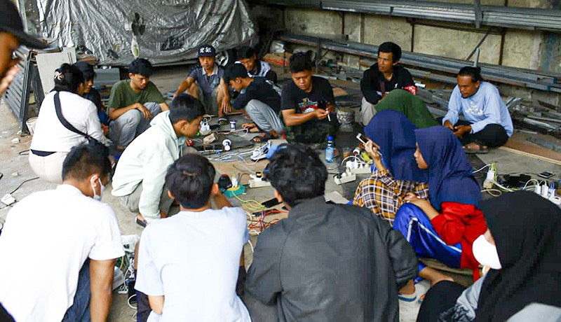 Ini yang Digunakan Remaja Cianjur Isi Baterai Ponsel karena Listrik Masih Padam - Bagian 1