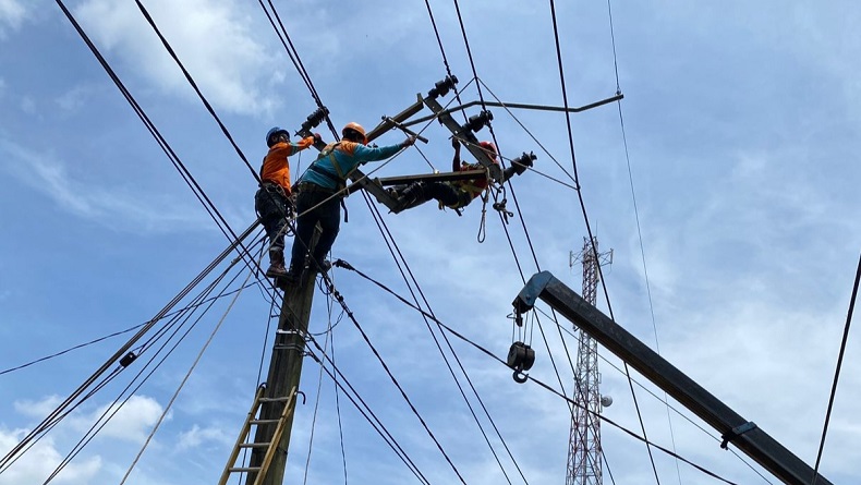 6 Jaringan Listrik Lumpuh akibat Angin Kencang di Bali Kembali Pulih