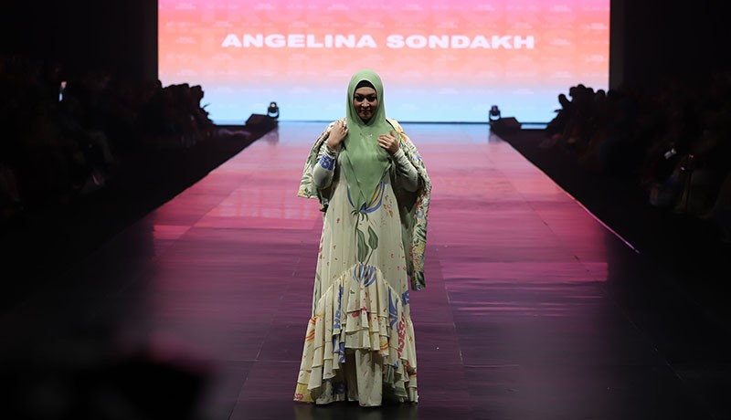 Gaya Angelina Sondakh Pakai Busana Muslim Berjalan di Tengah Catwalk - Bagian 4