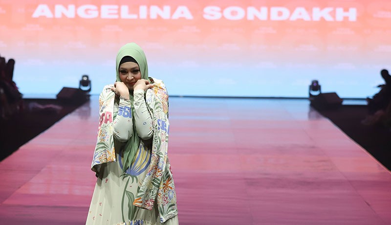 Gaya Angelina Sondakh Pakai Busana Muslim Berjalan di Tengah Catwalk - Bagian 3