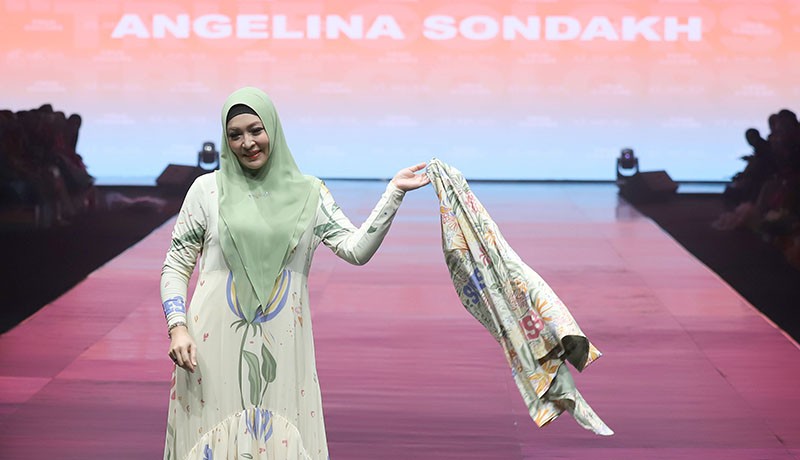 Gaya Angelina Sondakh Pakai Busana Muslim Berjalan di Tengah Catwalk - Bagian 2