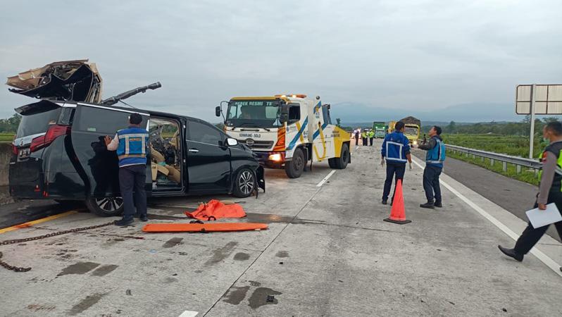 Alphard Tabrak Truk Trailer di Jalur Tol Solo-Semarang, 3 Orang Tewas 2 Luka-luka
