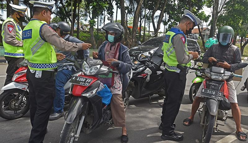 Polantas Gelar Razia Kendaraan Bermotor, Penunggak Pajak Bayar di Tempat - Bagian 1