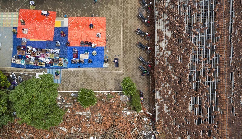Korban Gempa Cianjur Salat Jumat di Antara Reruntuhan Bangunan - Bagian 1
