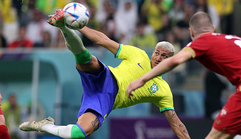 Foto-Foto Tendangan Salto Richarlison Robek Gawang Serbia - Bagian 1
