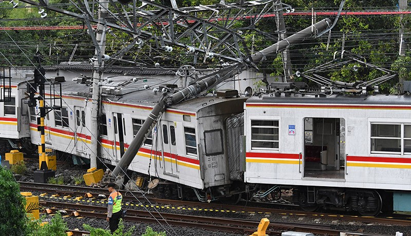 KRL Commuterline Anjlok Tertimpa Tiang Listrik Dekat Stasiun Kampung Bandan - Bagian 1