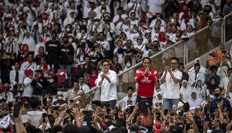 Ribuan Relawan Jokowi Penuhi Stadion Utama GBK Hadiri Gerakan Nusantara Bersatu - Bagian 3