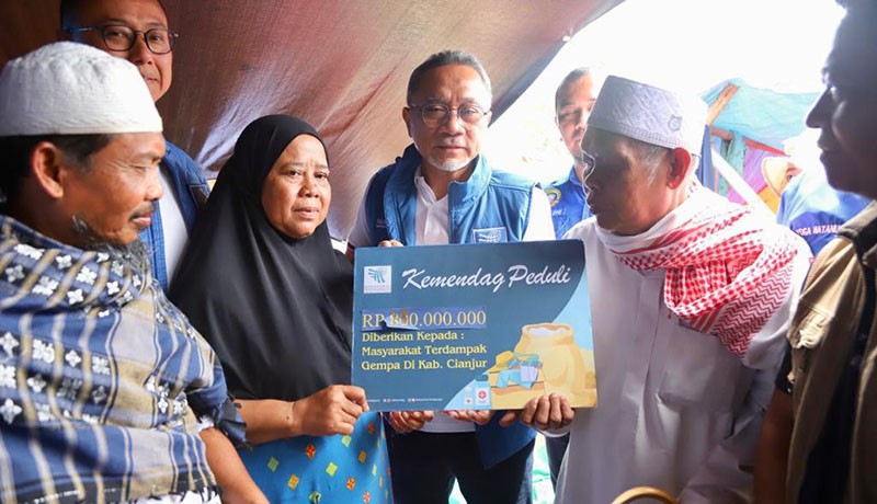 Temui Korban Gempa Cianjur, Mendag Zulhas Beri Bantuan Rp2,5 M, Sembako-Uang Tunai Rp500.000 per KK - Bagian 1