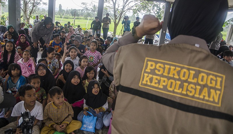 Polri Berikan Terapi Trauma Healing kepada Anak-Anak Korban Gempa Cianjur - Bagian 1
