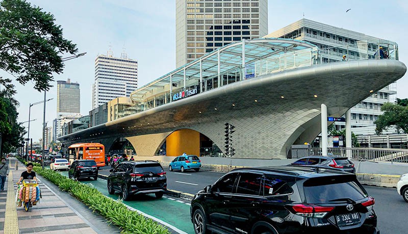 Foto Halte TransJakarta Tosari Mirip Kapal Pesiar  - Bagian 2