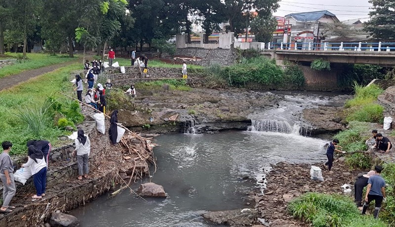 Aksi 1.000 Alumni Planologi Undip Bersih-Bersih Sungai - Bagian 1