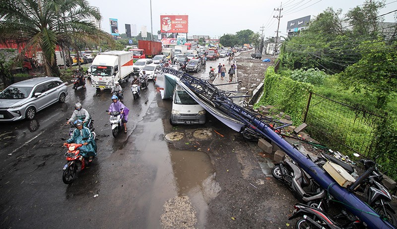 Papan Reklame Roboh Timpa 1 Mobil dan 5 Motor di Sidoarjo - Bagian 1