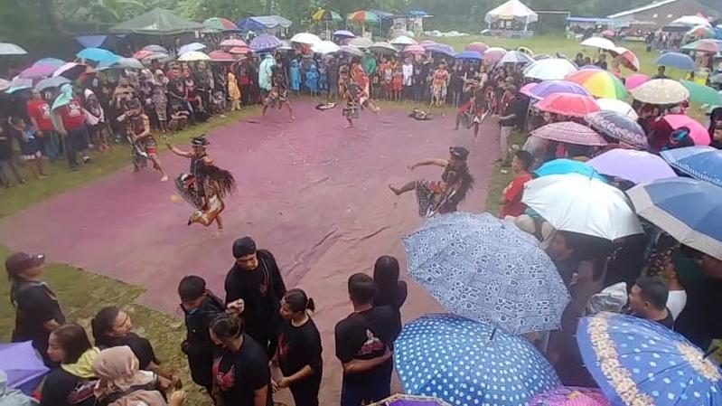 Pentas Kuda Lumping di Kaki Gunung Ungaran, Penari dan Penonton Mendadak Kesurupan