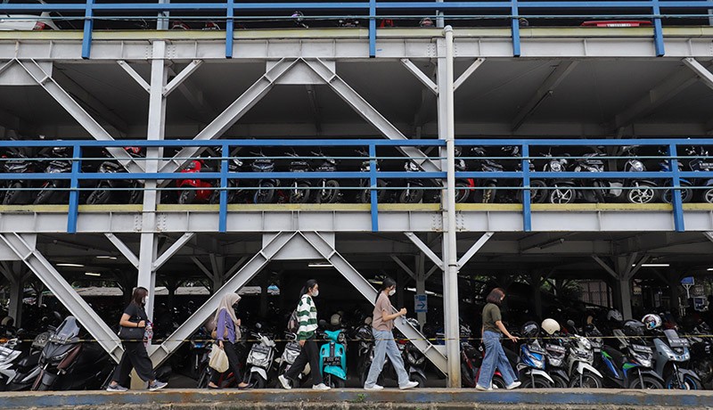 Parkir Vertikal Terminal Ragunan Tampung 1.000 Sepeda Motor - Bagian 1