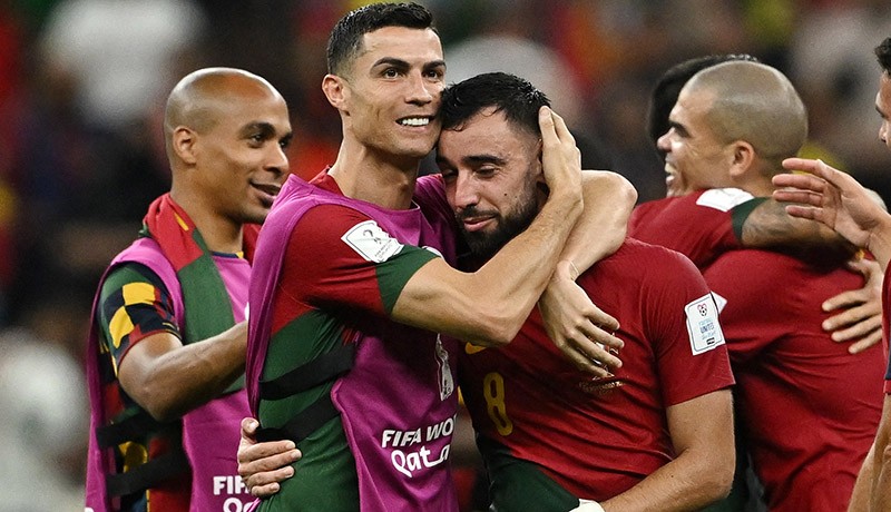 Cristiano Ronaldo Peluk Bruno Fernandes usai Portugal Bungkam Uruguay 2-0  - Bagian 1
