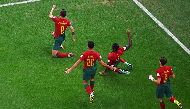 Cristiano Ronaldo Peluk Bruno Fernandes usai Portugal Bungkam Uruguay 2-0  - Bagian 4