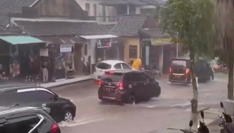 Kawasan Ubud Bali Dikepung Banjir usai Hujan Deras Seharian