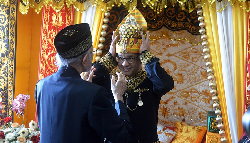 Anies Baswedan Pakai Baju Adat Bertemu Wali Nanggroe Aceh dan Para Ulama - Bagian 1