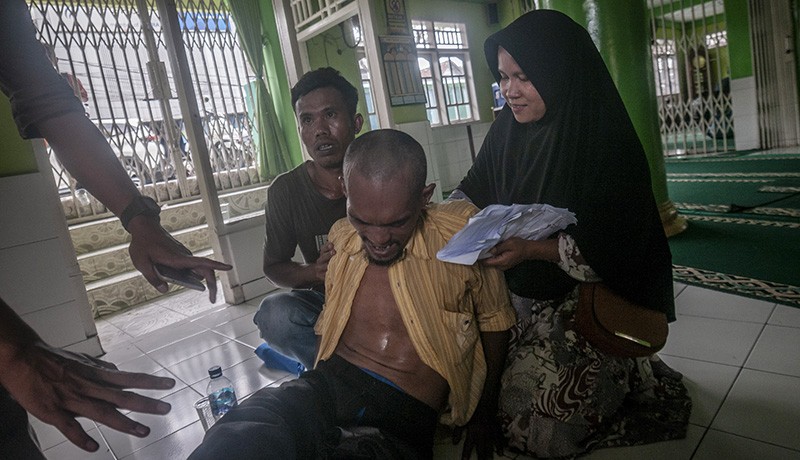 Sejumlah Warga Pingsan saat Berdesakan Ambil BLT di Rangkasbitung - Bagian 1